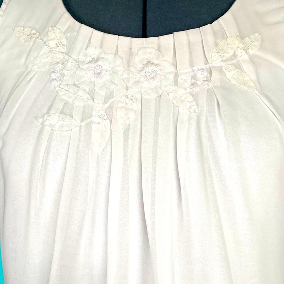 Coldwater Creek sleeveless top w/ sewn leaves10-12 - Picture 2 of 6